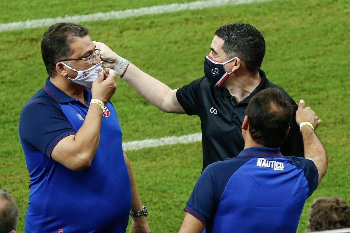 A semana teve polêmica quanto ao local da partida, mas o jogo acabou mantido para acontecer na Arena de Pernambuco. Delegações chegaram ao estádio cumprindo as medidas de segurança sanitária contra a Covid-19. Tricolor fez campanha de marketing com bonecos representando a torcida.