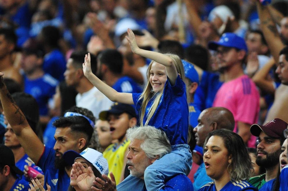 Alcia Reis, de 8 anos, em festa na torcida do Cruzeiro durante o empate por 1 a 1 com o Ituano, no Mineiro, pela Srie B de 2022