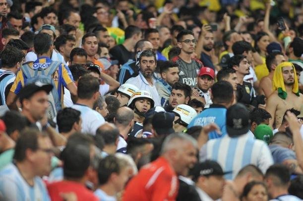 Fotos das torcidas de Brasil e Argentina, no Mineiro, no clssico vlido pela semifinal da Copa Amrica