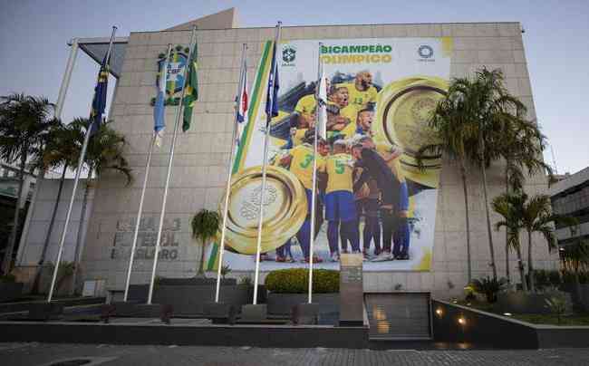 Neste domingo, a fachada foi envelopada com uma arte em homenagem aos campees dos Jogos Olmpicos