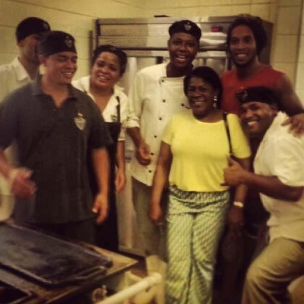 03/11/2013 - Imagem postada no Twitter por Ronaldinho Gacho, com sua me, dona Miguelina, na cozinha da Cidade do Galo
