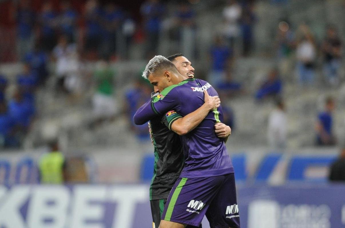 Cruzeiro voltou melhor no segundo tempo, mas n�o conseguiu furar a defesa do Am�rica, que venceu o cl�ssico por 2 a 0