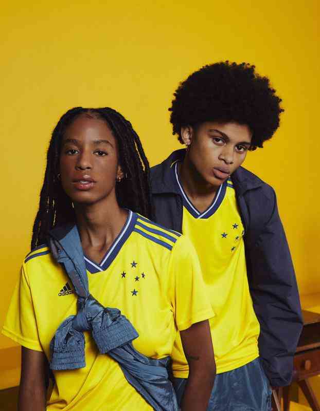 Imagens da nova camisa 3 do Cruzeiro. Novo uniforme, que tem estrelas soltas e  predominantemente amarelo, em referncia ao ano de Copa do Mundo
