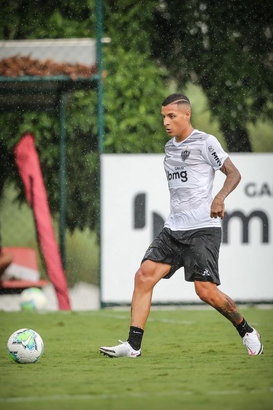 Guilherme Arana - volta aps cumprir isolamento por ter contrado COVID-19