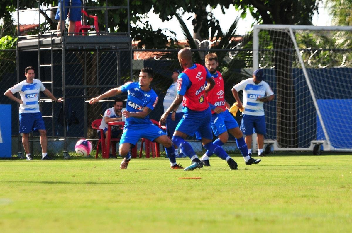 Sem Thiago Neves, que est com desgaste na panturrilha, Mano Menezes escalou o time titular do Cruzeiro no coletivo com Fbio; Lucas Romero, Leo, Murilo e Egdio; Henrique e Ariel Cabral; Robinho, Arrascaeta e Rafinha; Fred. Os reservas atuaram com Rafael; Arthur, Digo, Manoel e Marcelo Hermes; Lucas Silva, Nonoca e Bruno Silva; Rafael Marques, Rafael Sobis e Judivan