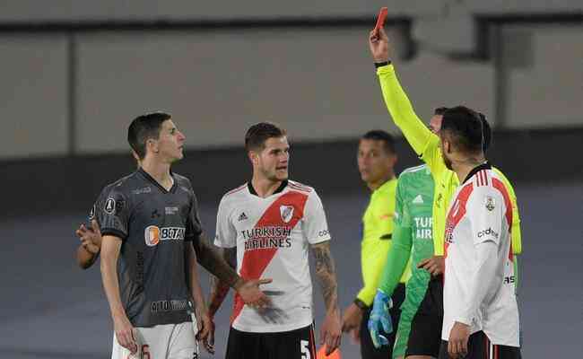 Momento em que o árbitro Jesus Valenzuela expulsa Nacho Fernández, do Atlético, em jogo com o River Plate