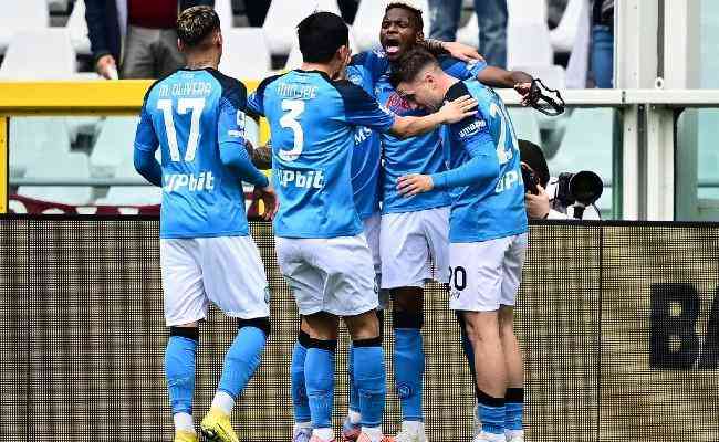 Jogadores do Napoli comemorando mais uma vitória no Italiano
