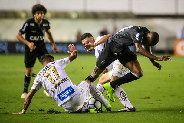 Na Vila Belmiro, Atlético é derrotado pelo Santos por 3 a 2, pela 37ª rodada do Campeonato Brasileiro