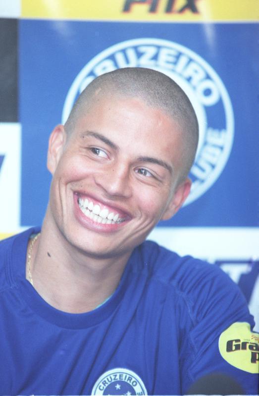 Com passagem apagada pelo Cruzeiro em 2001 e dispensa ao término da temporada, Alex retornou a Belo Horizonte a convite do técnico Vanderlei Luxemburgo, em setembro de 2002. Com o meia jogando em alto nível, o time por pouco não se classificou às quartas de final do Brasileirão - terminou em nono lugar na primeira fase, em desvantagem no saldo de gols para o oitavo colocado Santos, que viria a ser campeão. Em 2003, o camisa 10 liderou o elenco na melhor época do clube com a conquista da Tríplice Coroa (Campeonato Mineiro, Copa do Brasil e Campeonato Brasileiro). Em 2004, Alex aceitou proposta do Fenerbahçe, da Turquia, e saiu do Cruzeiro após 123 jogos (121 oficiais) e 64 gols.