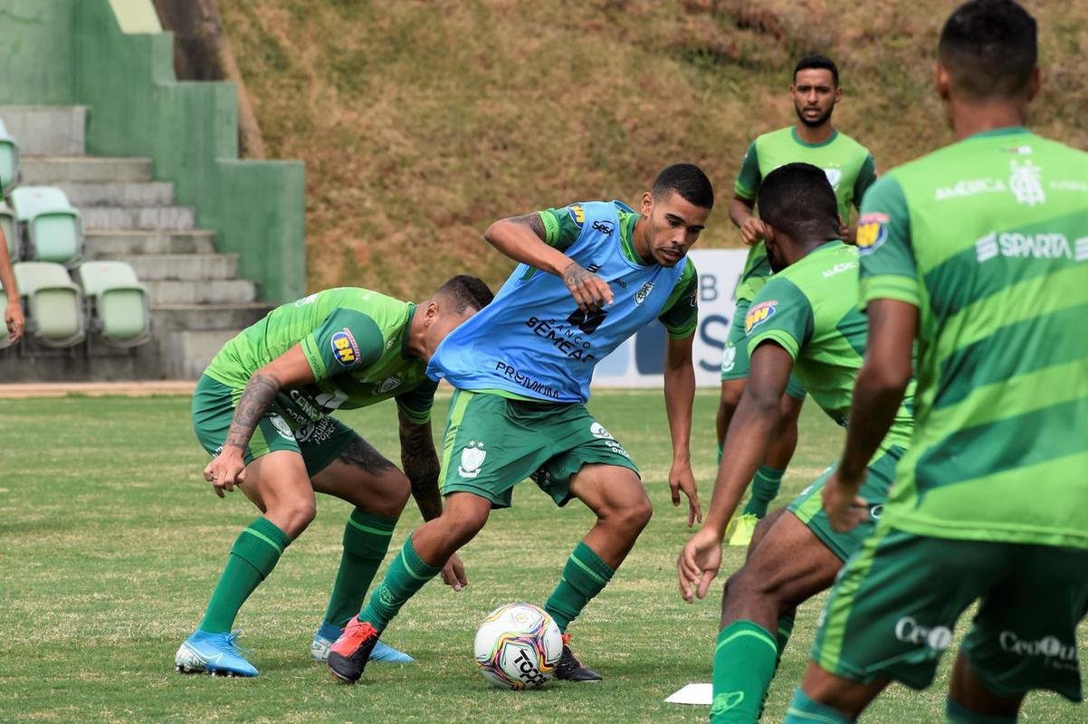 O Amrica segue com treinos preparatrios para a disputa do Campeonato Mineiro 2021. Comandados pelo auxiliar tcnico Mrcio Hahn, jogadores da base americana - e tambm os que tiveram menos oportunidades na temporada 2020 - realizam atividades voltadas ao Estadual.