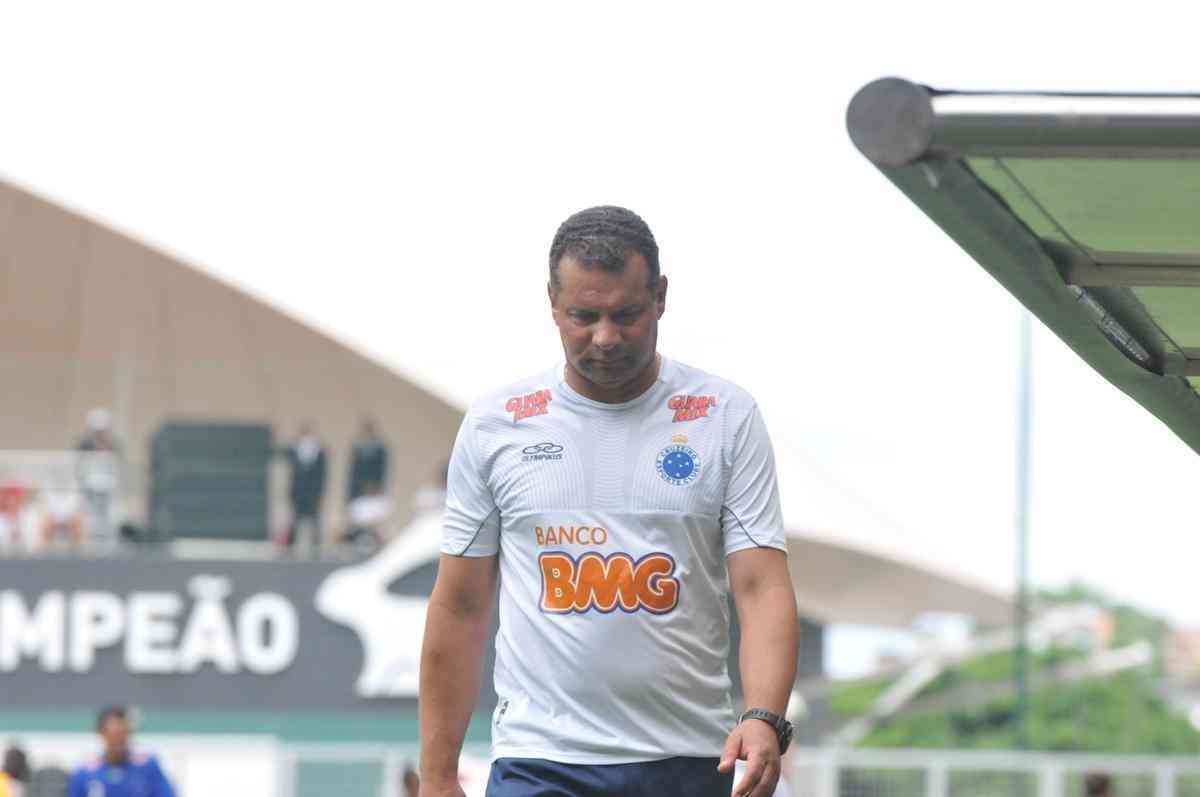 Celso Roth - assumiu o Cruzeiro em maio de 2012 e somou 15 vitrias, 7 empates e 16 derrotas. No permaneceu no clube para 2013.