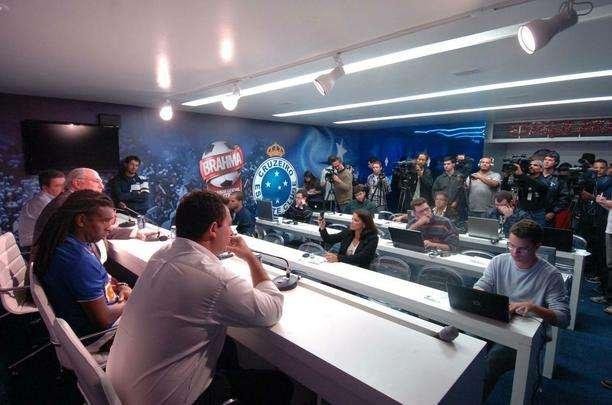 dolo no Internacional, Tinga foi contratado pelo Cruzeiro durante a temporada 2012