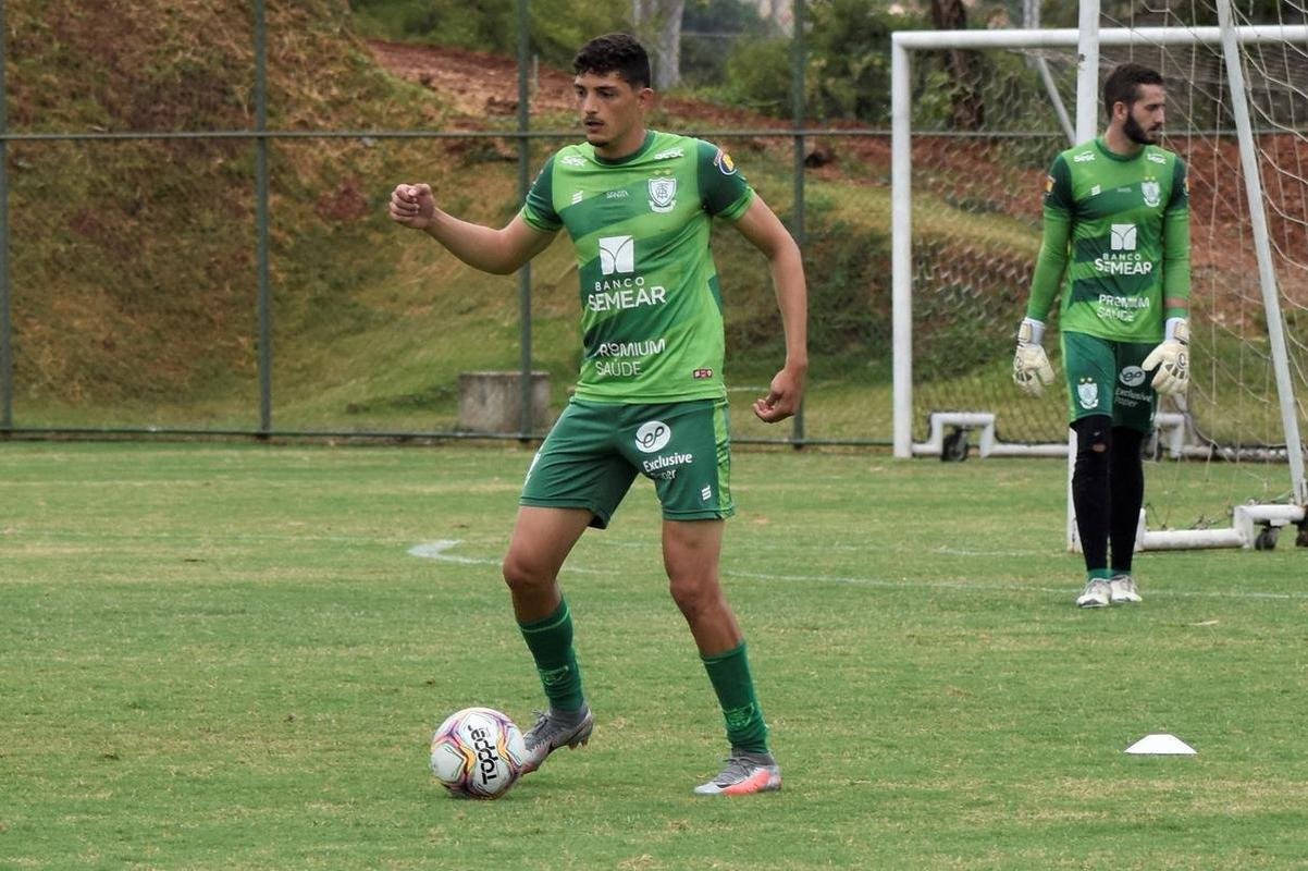 O Amrica segue com treinos preparatrios para a disputa do Campeonato Mineiro 2021. Comandados pelo auxiliar tcnico Mrcio Hahn, jogadores da base americana - e tambm os que tiveram menos oportunidades na temporada 2020 - realizam atividades voltadas ao Estadual.