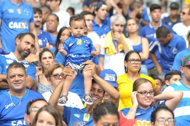 Fotos da torcida do Cruzeiro no primeiro clssico da final do Mineiro, contra o Atltico, no Mineiro