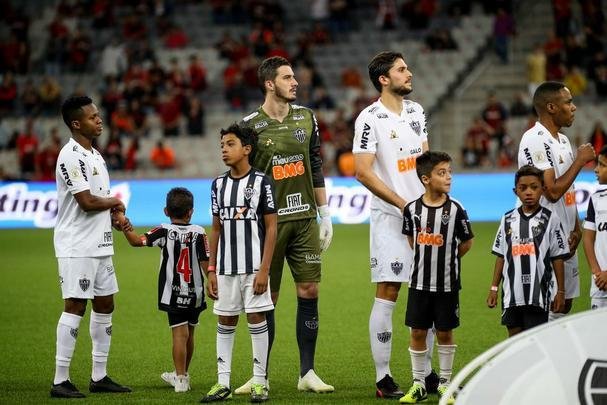 Galo perdeu muitas chances e acabou tropeando em Curitiba
