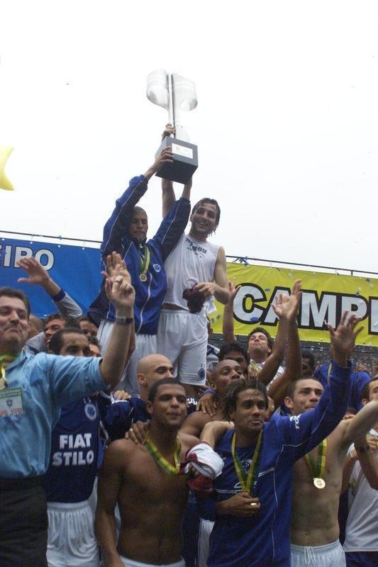 Com o ttulo brasileiro confirmado, o Cruzeiro fez no dia 7 de dezembro de 2003 o jogo da taa e das faixas contra o Fluminense, no Mineiro. Com show de Alex, autor de dois gols, o time celeste goleou os cariocas por 5 a 2 e promoveu nova festa da torcida azul em Belo Horizonte. Jogadores finalmente ergueram a taa oficial do Campeonato Brasileiro, cedida pela CBF, e deram a volta olmpica. Os campees brasileiros de 1966 tambm participaram das comemoraes no Gigante da Pampulha.