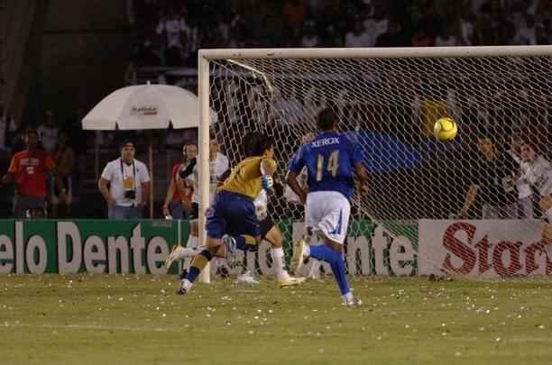 As duas equipes iniciavam a deciso do ttulo mineiro sob certo equilbrio %u2013 a Raposa tinha a vantagem de igualdade em pontos e saldo de gols. O primeiro tempo terminou sem gols, e o Galo, do tcnico Levir Culpi, abriu o placar com der Lus no primeiro minuto da etapa final. Danilinho fez o segundo aos 36min, e Marcinho, o terceiro, aos 46min. Enquanto o goleiro Fbio ainda reclamava de irregularidade nesse gol, de costas para o campo, Vanderlei fechou o placar, praticamente garantindo o ttulo.