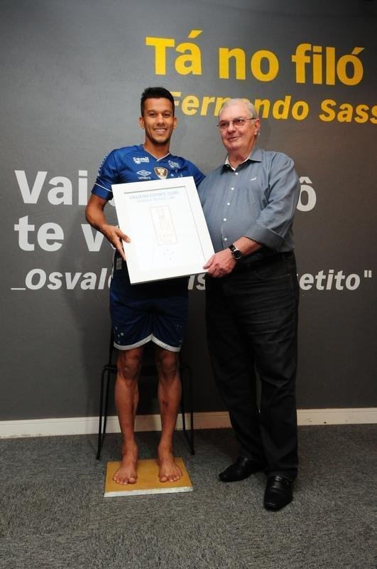 Henrique foi homenageado antes da partida contra o Atltico-PR