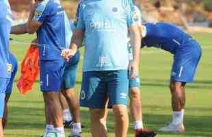 Cruzeiro fez nesta segunda-feira  tarde, na Toca da Raposa II, o ltimo treino em Belo Horizonte antes da partida contra o Internacional, quarta, no Beira-Rio, pela semifinal da Copa do Brasil. O tcnico Rogrio Ceni deve escalar Fbio; Edilson, Ded, Fabrcio Bruno (Leo) e Egdio (Dod); Henrique e Robinho; Marquinhos Gabriel; Thiago Neves e David; Pedro Rocha. Servindo  Seleo Colombiana, Orejuela est fora do jogo.