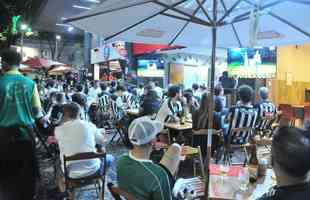 Atleticanos em bares na Savassi, em BH, durante a final da Copa do Brasil contra o Athletico-PR.