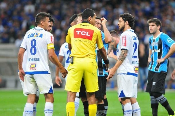 Cruzeiro volta melhor no segundo tempo, e Hudson abre o placar aos 6 minutos