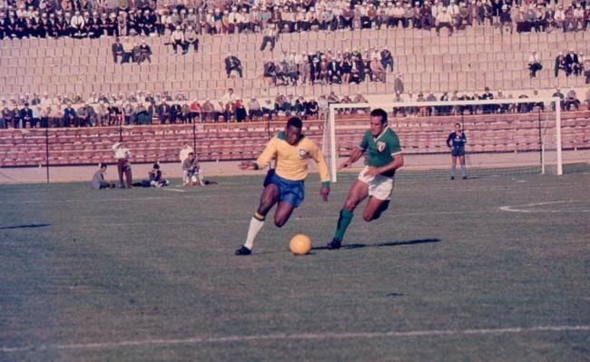 Pelé na Copa do Mundo de 1962, no Chile, a segunda conquistada pelo Brasil. O jogador de futebol da Seleção Brasileira num lance do jogo entre Brasil e México
