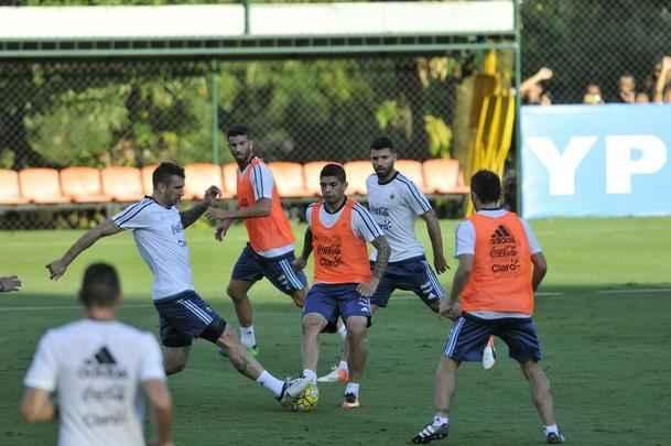 Seleo Argentina treinou nesta tera na Cidade do Galo com Lionel Messi. O craque cobrou faltas, afiou a pontaria e, em seguida, deixou a atividade mais cedo para se poupar. Na parte final, o tcnico Bauza orientou um trabalho em campo reduzido