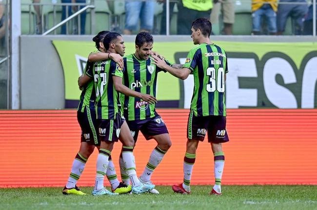 As fotos do duelo decisivo entre Amrica e Atltico, neste domingo (13/11), no Independncia, em Belo Horizonte. Partida foi vlida pela 38 rodada da Srie A do Campeonato Brasileiro.