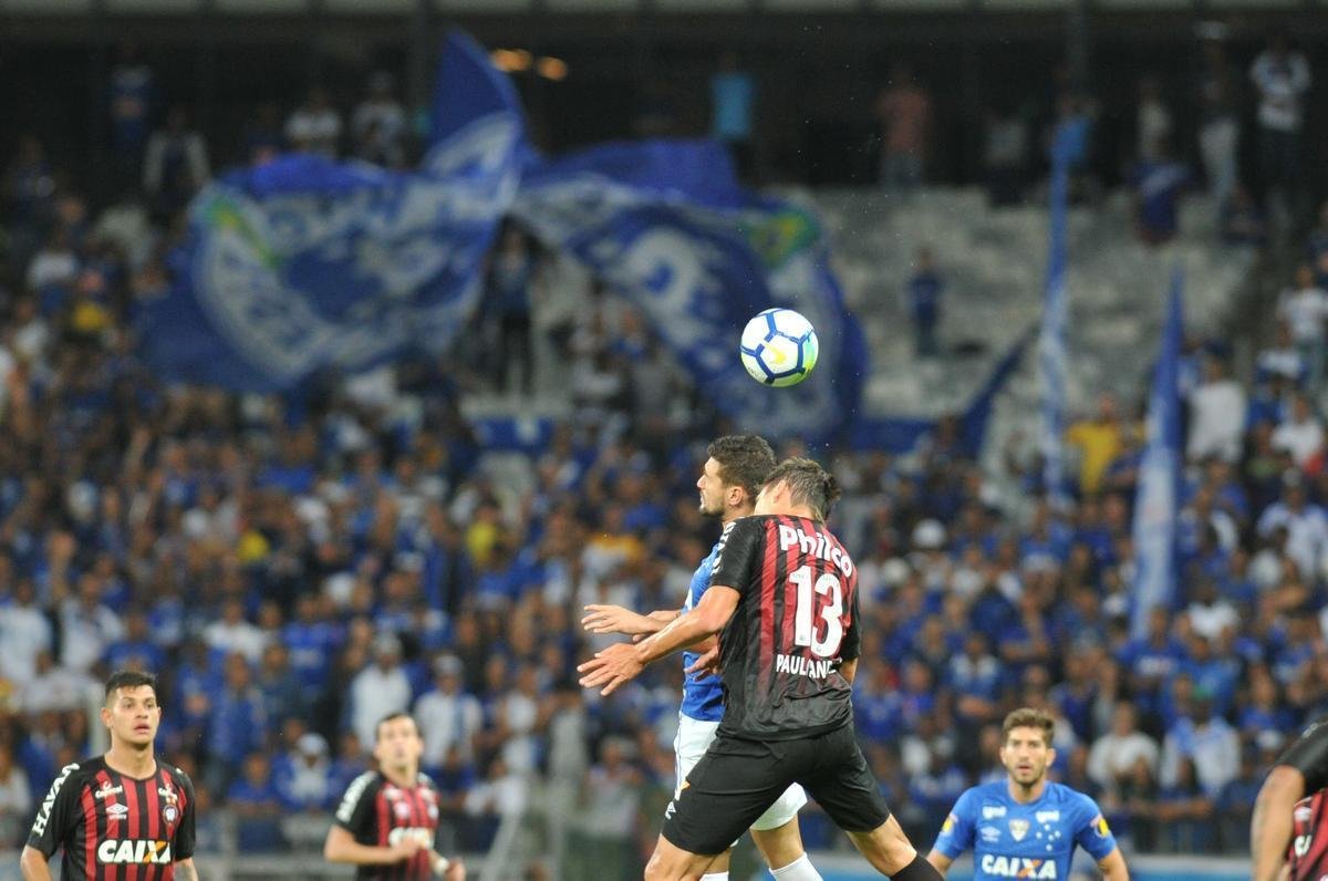 Lances do primeiro tempo da partida entre Cruzeiro e Atltico-PR, no Mineiro, pelas oitavas de final da Copa do Brasil