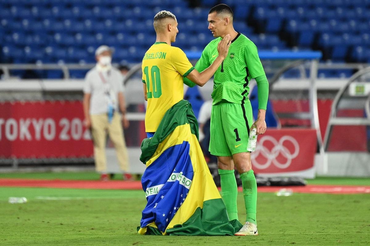 Fotos da festa dos jogadores brasileiros com a conquista da medalha de ouro em Tquio no futebol. Seleo  bicampe olmpica e de forma consecutiva