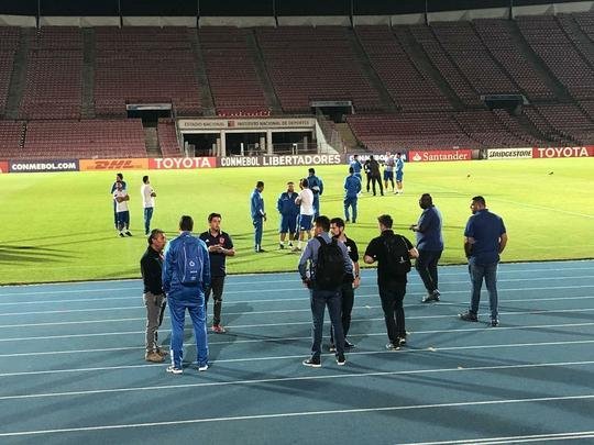 Na vspera de jogo contra a Universidad de Chile, pela Copa Libertadores, elenco do Cruzeiro fez reconhecimento de gramado do Estdio Nacional, em Santiago (Lauro Lopes/TV Alterosa)