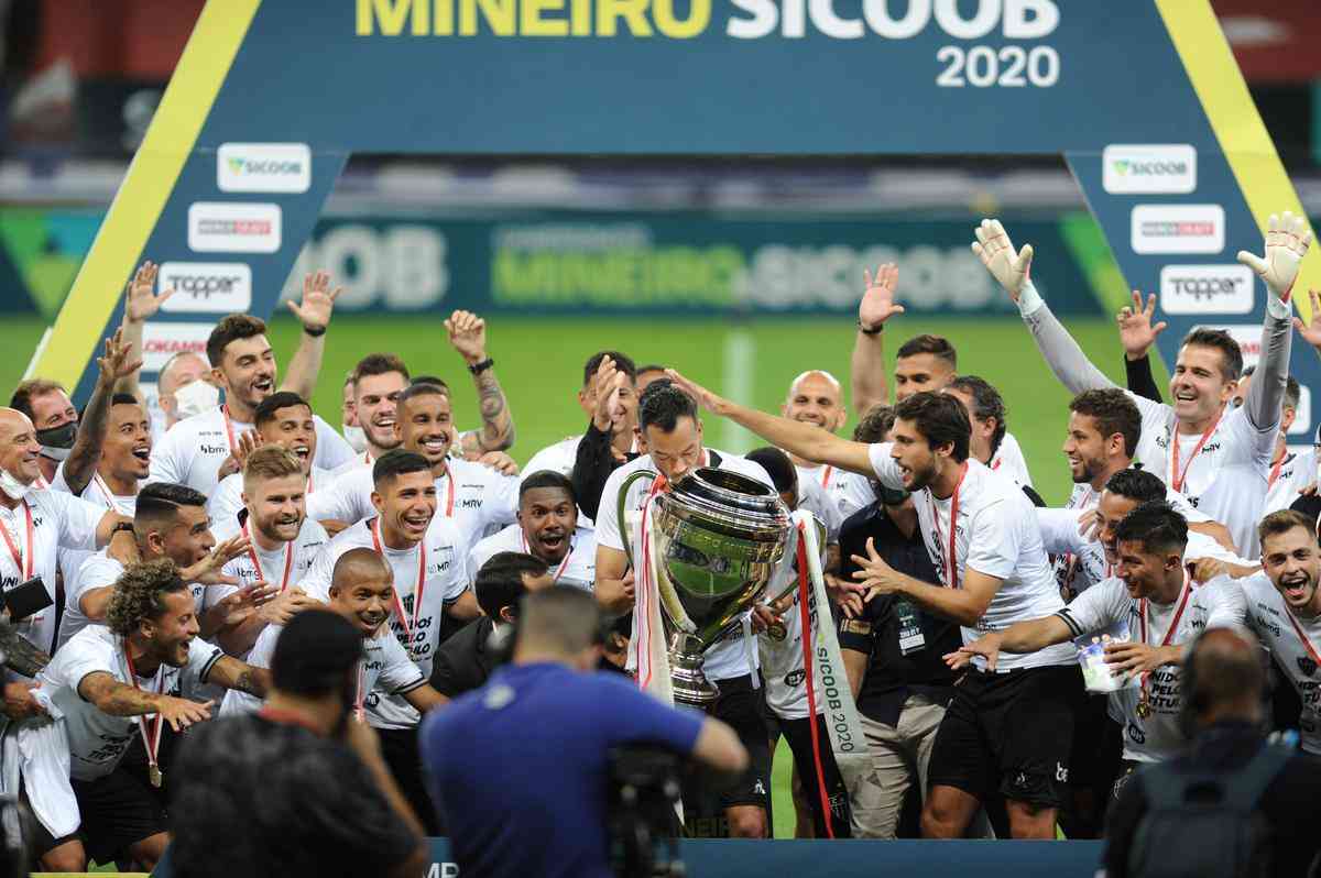 Atlético ergue a taça de campeão mineiro de 2020; na comemoração, técnico Jorge Sampaoli é carregado pelos jogadores no Mineirão