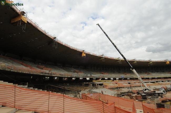 04/06/2012 - Tubos que sustentaro a nova cobertura, em formato de membrana, chegam ao estdio e comeam a ser instalados. 