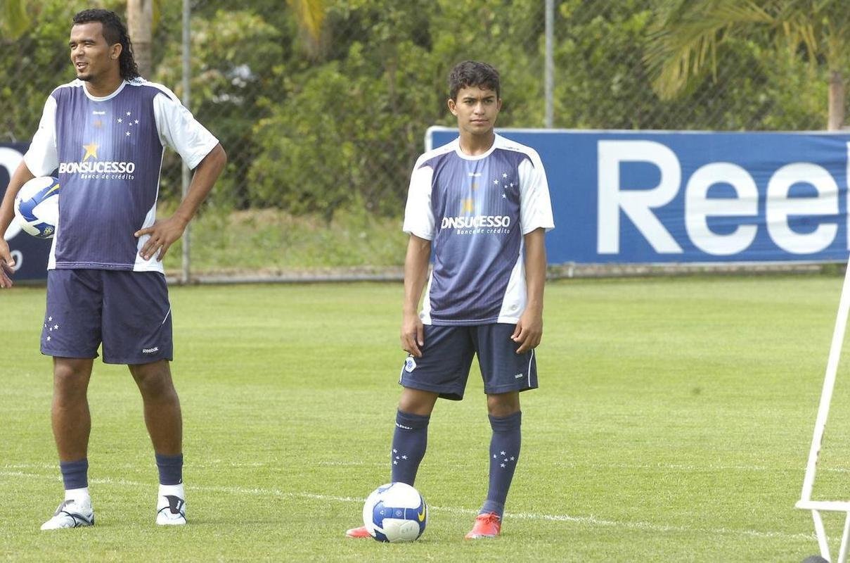 Atacante Dudu esteve nas categorias de base do Cruzeiro de 2005 at 2009, quando recebeu oportunidade entre os profissionais. Posteriormente, em 2010, foi emprestado ao Coritiba. Retornou  Raposa em 2011 e foi vendido ao Dnamo de Kiev meses depois.