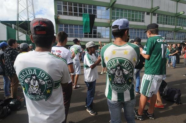 Pela ltima rodada do Campeonato Brasileiro, a Chapecoense receberia o Atltico na Arena Cond. Com a tragdia envolvendo a delegao da equipe catarinense, a rodada deste fim de semana no aconteceu, sendo adiada para o prximo. Solidrio  Chape, que, alm de perder jogadores e comisso tcnica, no possui condies psicolgicas para entrar em campo, o Atltico se pronunciou contra a realizao da partida