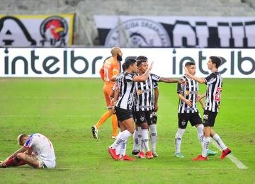 Com gols de Zaracho e Hulk, Galo bateu o Tricolor por 2 a 0 no Mineirão