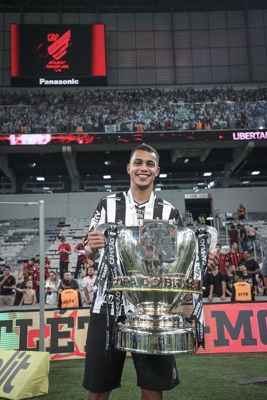 Atacante Luis Otvio Echapor foi emprestado para a Ponte Preta em abril.