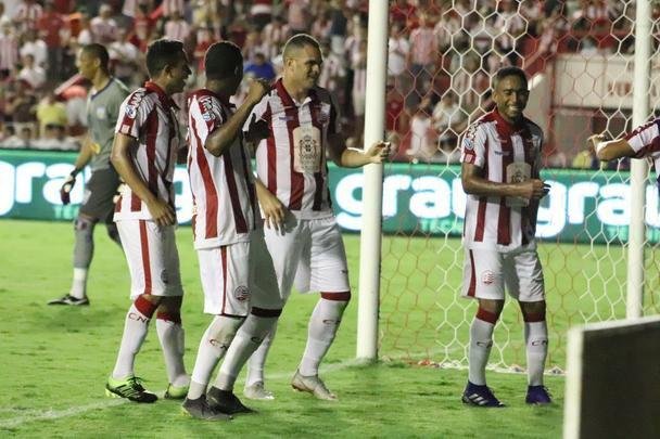 Novamente contra o Vitória, e, novamente de pênalti, Wallace marcou o sétimo gol na temporada, nas quartas de final do Pernambucano