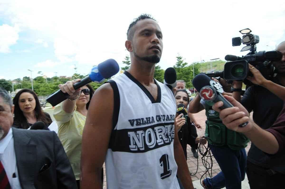 Vestido com camiseta da Galoucura Zona Norte, goleiro esteve nesta quinta-feira no Frum de Santa Luzia, na Regio Metropolitana de Belo Horizonte, para apresentar as garantias de sua liberdade