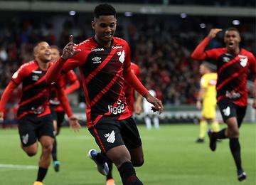 Ainda sem novo treinador, Furacão vence com gol do lateral-esquerdo Abner, na Arena da Baixada, e ocupa o 11º lugar. Vozão é o 16º 