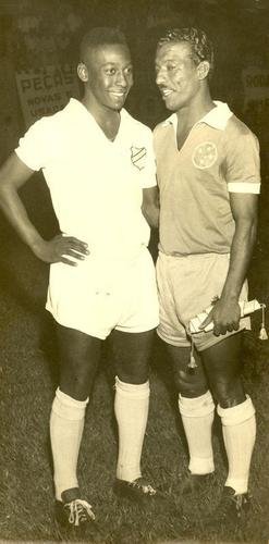 23/12/1958 - Os jogadores de futebol Pelé (Santos) e Zizinho (Cruzeiro), após a partida realizada no Independência, em BH. O Santos venceu por 4 a 2