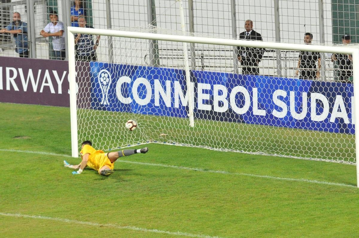 Depois de vitria do Atltico por 1 a 0 no tempo normal, Victor pegou trs pnaltis do Unin La Calera e levou o time alvinegro s oitavas de final da Sul-Americana