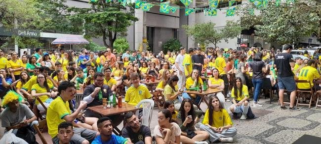 Na regio da Savassi, em BH, torcedores vibram com vitria do Brasil sobre a Sua, por 1 a 0, pela segunda rodada do Grupo G da Copa do Mundo do Catar