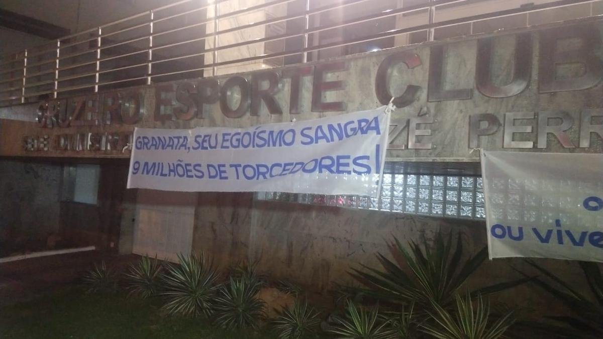 Torcedores do Cruzeiro voltam a protestar em frente  sede administrativa do clube, no Barro Preto