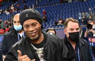 Ronaldinho Gacho foi recebido com festa pela torcida do PSG no Parc des Princes