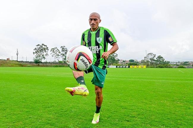 Fotos da apresentao do lateral-direito Nino Paraba no Amrica