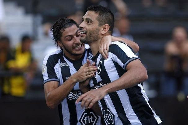 Fotos da vitória do Botafogo sobre o Atlético, por 2 a 1, no Engenhão, pela 18ª rodada do Brasileiro