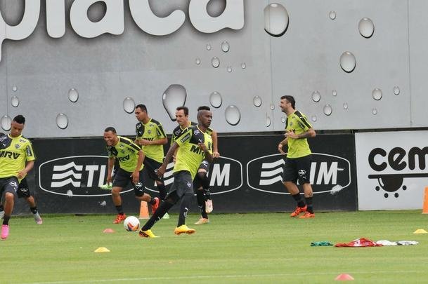 Na Cidade do Galo, atletas foram comandados por Diego Aguirre em primeiro treino do ano