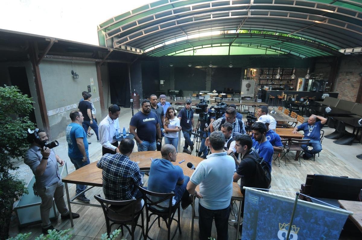 'Quem viveu 2003, ter boas recordaes. Quem no viveu e apenas ouviu as histrias, ter mais uma situao para ler e entender um pouquinho o que houve'. Com essas palavras, Alex convocou os torcedores do Cruzeiro a prestigiarem a obra '2003, a Trplice Histria de um Time Mgico', que conta a histria do elenco que encantou o pas e deu show em trs competies: Campeonato Mineiro, Copa do Brasil e Campeonato Brasileiro. Comercializado por R$ 39,90, o livro de 138 pginas, escrito pelo ex-camisa 10 em parceria com o jornalista Anderson Olivieri, foi lanado na noite desta segunda-feira, na Pizzaria Villa Floriano, Bairro de Santa Efignia, na Regio Leste de Belo Horizonte. Entre vrias personalidades que prestigiaram o evento esto o zagueiro Leo, os ex-jogadores Ricardinho, Augusto Recife, Sandro, Leandro e Ruy e o preparador fsico Antnio Mello.