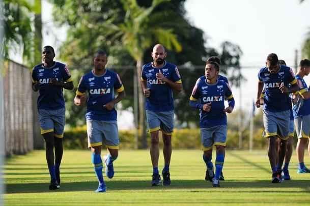 Depois de invaso de torcida organizada, jogadores trabalharam normalmente. Ded foi entregue  preparao fsica, assim como volante Marciel. Time enfrenta o Vitria na quarta-feira pela Copa do Brasil